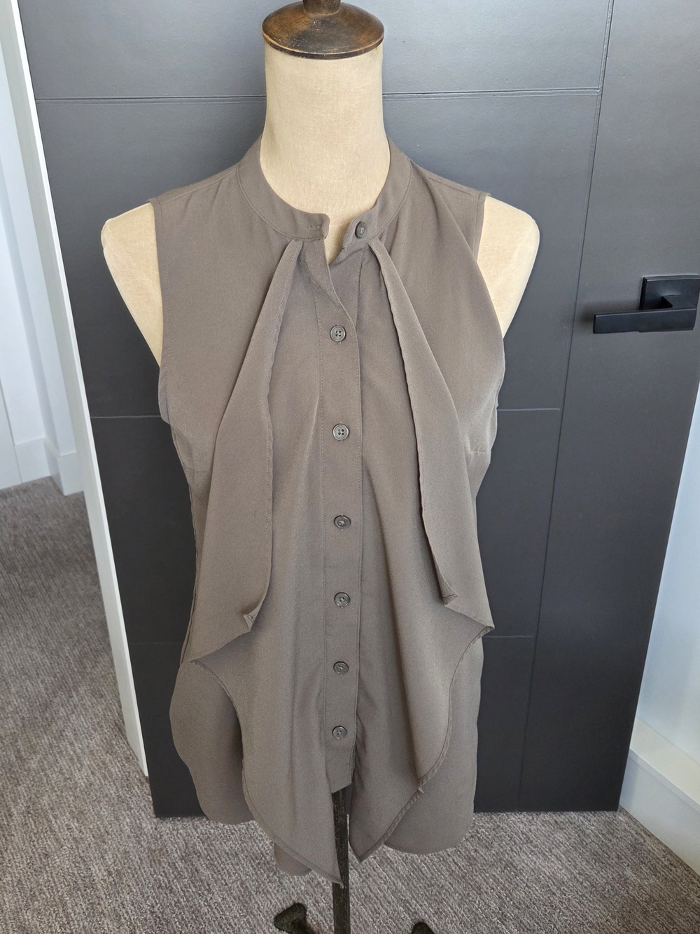 Banana Republic Khaki Green Sleeveless Blouse Women’s Small Tie Neck Button Fron